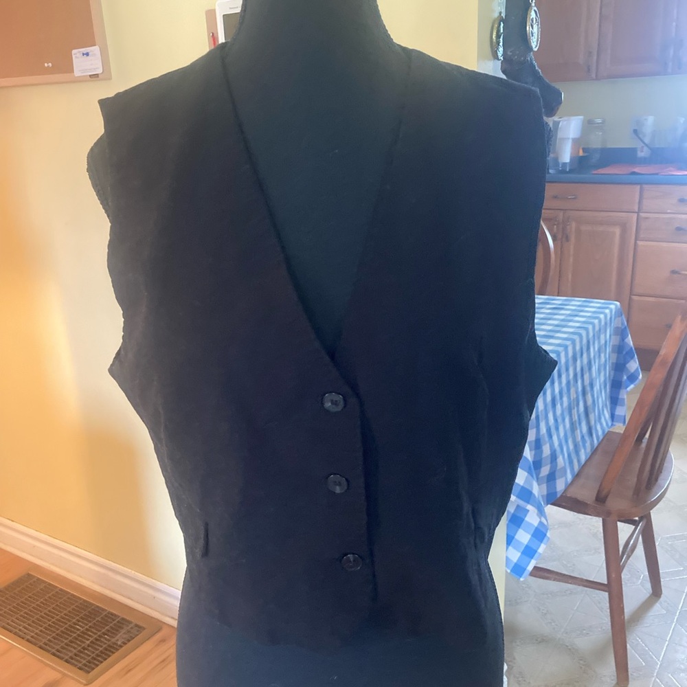 Black vest with small front pockets size xl